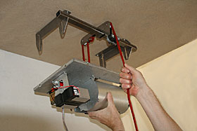 PROTECT kladkostroj pro vyzvednutí generátoru mlhy ke stropu jednou osobou