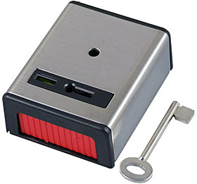 Tísňové NC tlačítko s pamětí poplachu a resetací klíčkem v černo stříbrné barvě